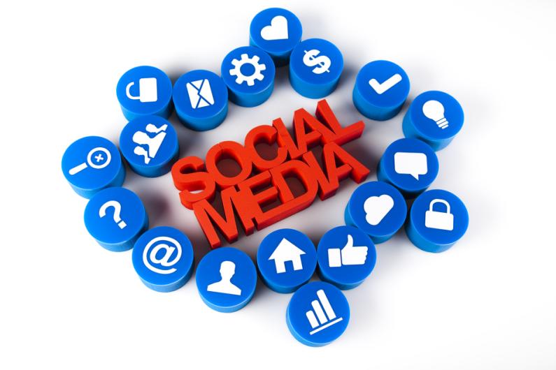Reclame op sociale media mobiel en individueel succesvol